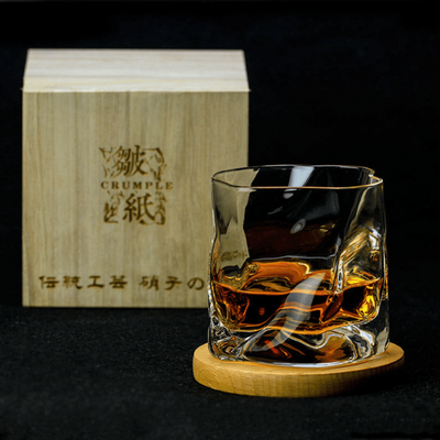 Vaso de whisky japonés Edo Kiriko con cuerpo arrugado