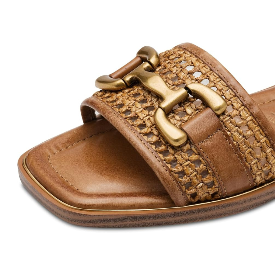 Sandalias Planas Mujer Florencia | Punta Cuadrada, Ajuste Confortable y Detalle Dorado – Color Caramelo