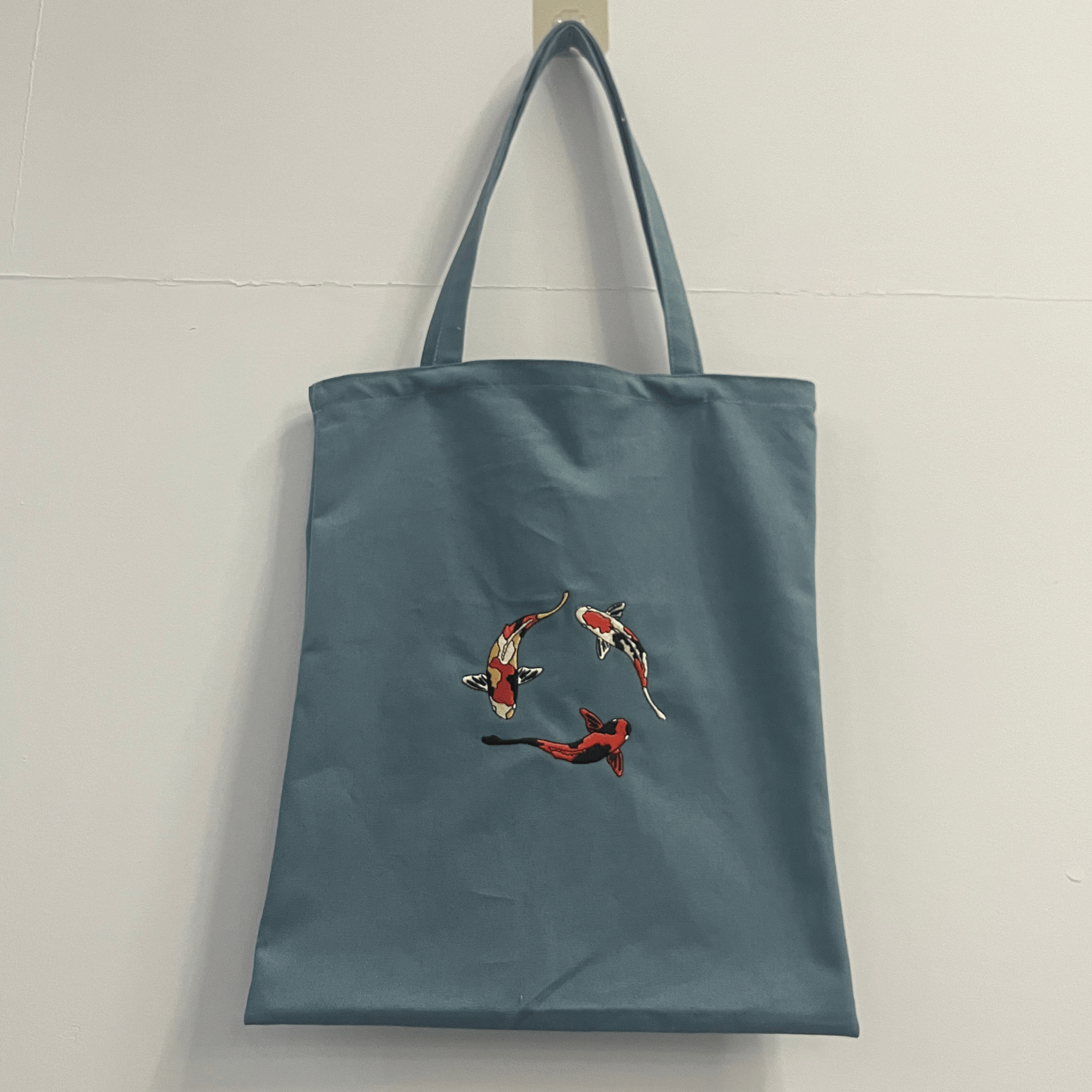 Bolso tote con pez koi bordado Versión Taylors
