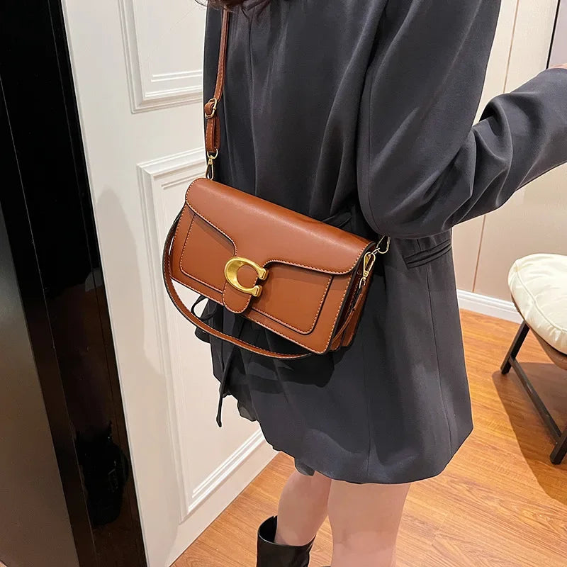 Bolso Bandolera de Cuero Clásico Diseño Cuadrado con Hebilla de Latón