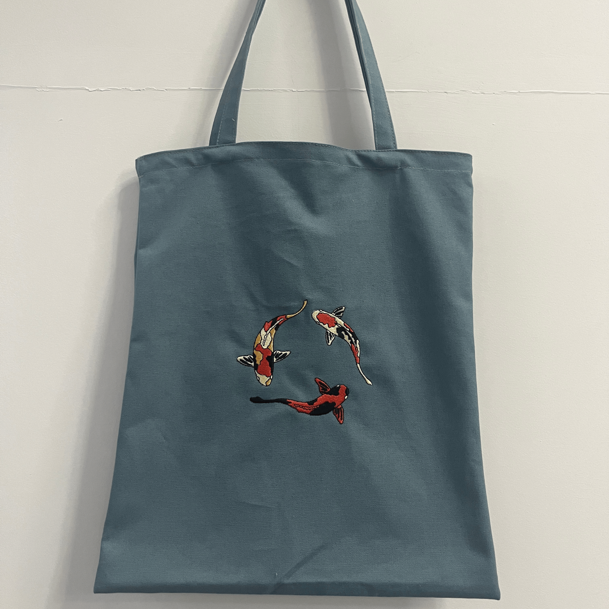 Bolso tote con pez koi bordado Versión Taylors