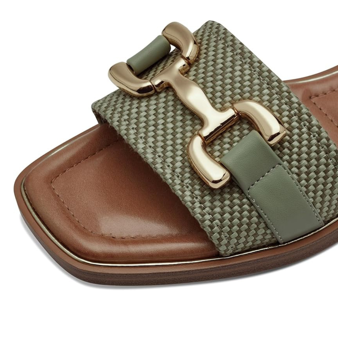 Sandalias Planas Mujer Siena | Elegancia Minimalista, Acabado Texturizado y Detalle Dorado – Color Verde Oliva