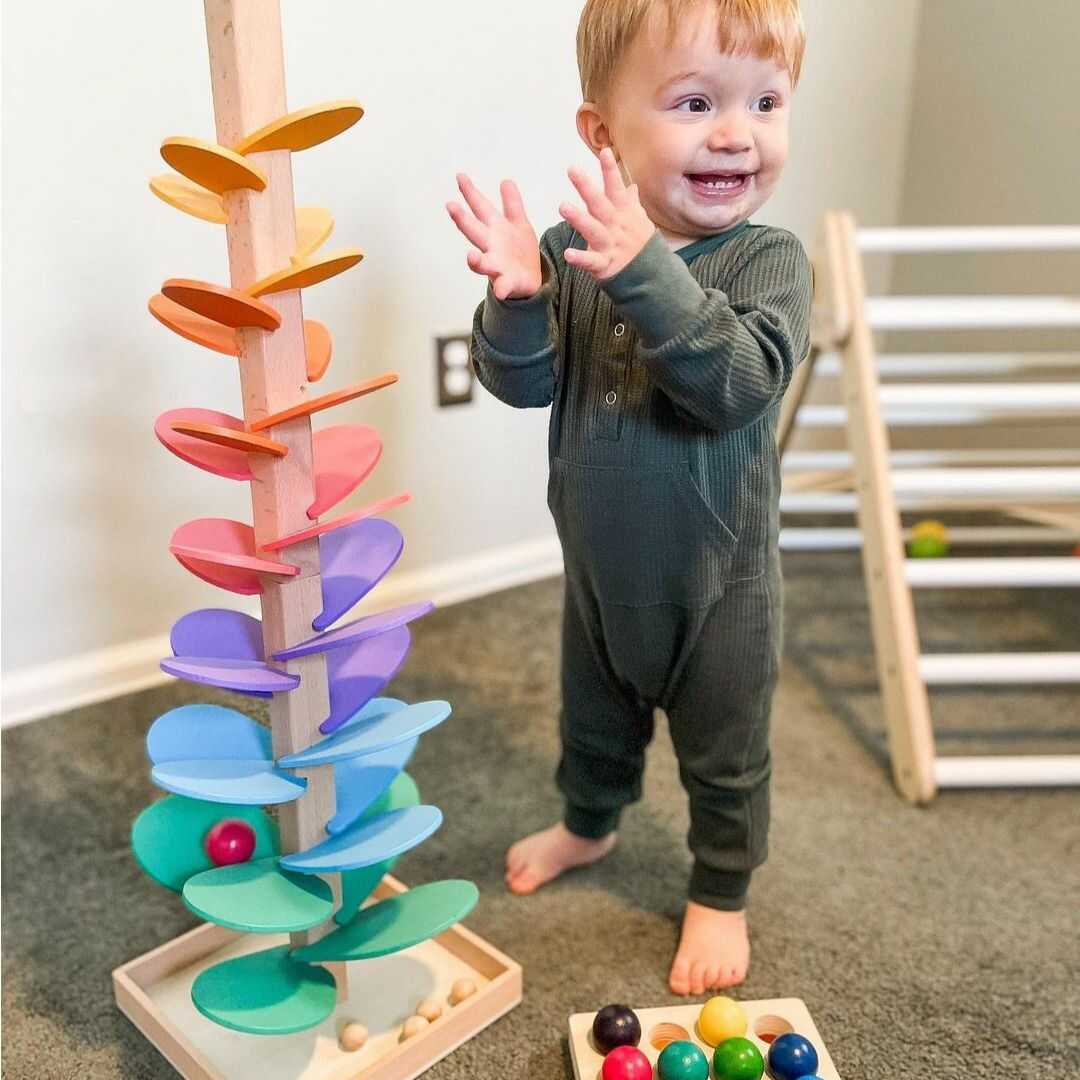 Torre de Bolas Sonora Arcoíris de Madera Natural – Juguete Educativo con Ramas de Colores y 10 Bolas — Set Explorador 29 cm (Árbol Sonoro + 10 Bolas)