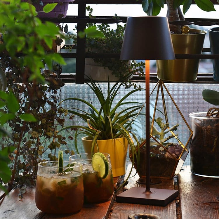 Lámpara de mesa LED impermeable con Alexa: diseño minimalista y control por voz