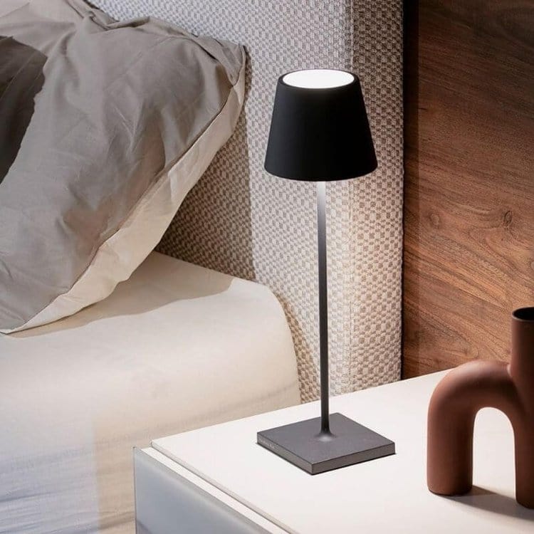 Lámpara de mesa LED impermeable con Alexa: diseño minimalista y control por voz