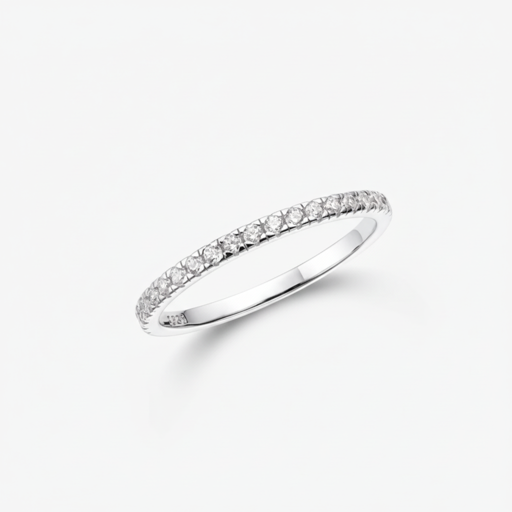 Anillo apilable de plata con diseño geométrico y circonita cúbica