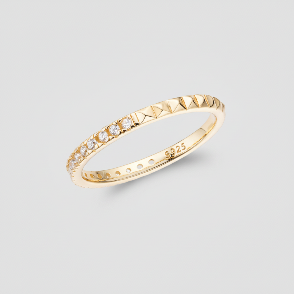 Anillo apilable de plata con diseño geométrico y circonita cúbica