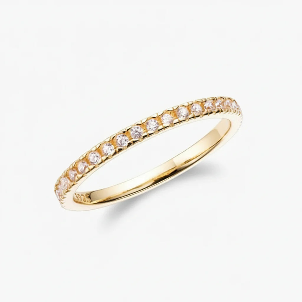Anillo apilable de plata con diseño geométrico y circonita cúbica