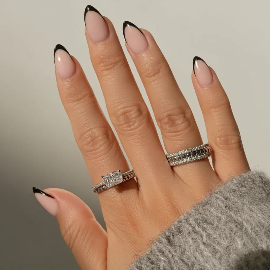 Anillo apilable de plata con diseño geométrico y circonita cúbica