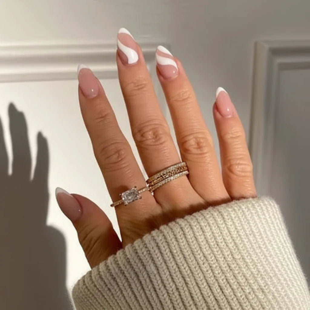 Anillo apilable de plata con diseño geométrico y circonita cúbica