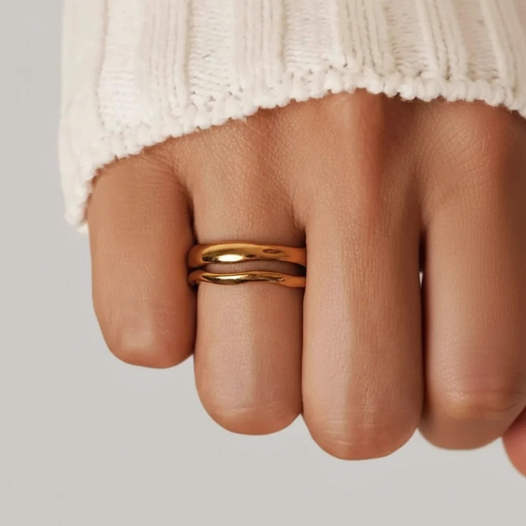 Anillo apilable dorado minimalista de acero inoxidable para uso diario