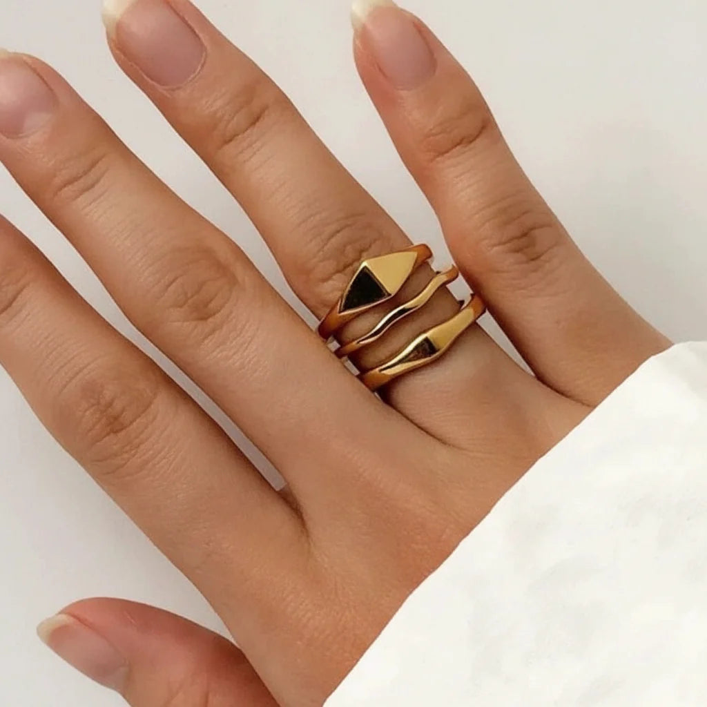 Anillo apilable dorado minimalista de acero inoxidable para uso diario