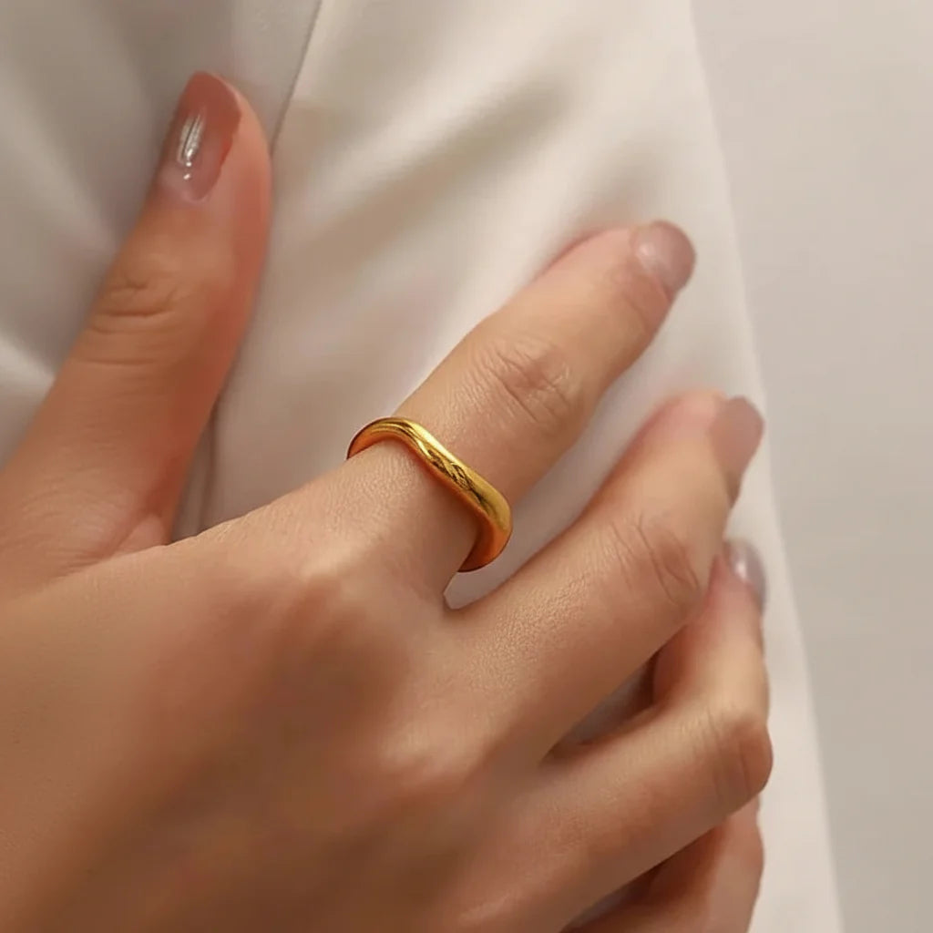 Anillo apilable dorado minimalista de acero inoxidable para uso diario