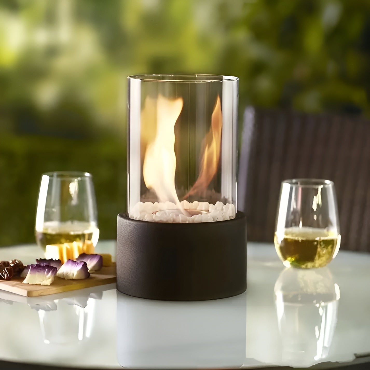 SleekFlame - Elegante chimenea de sobremesa de metal negro