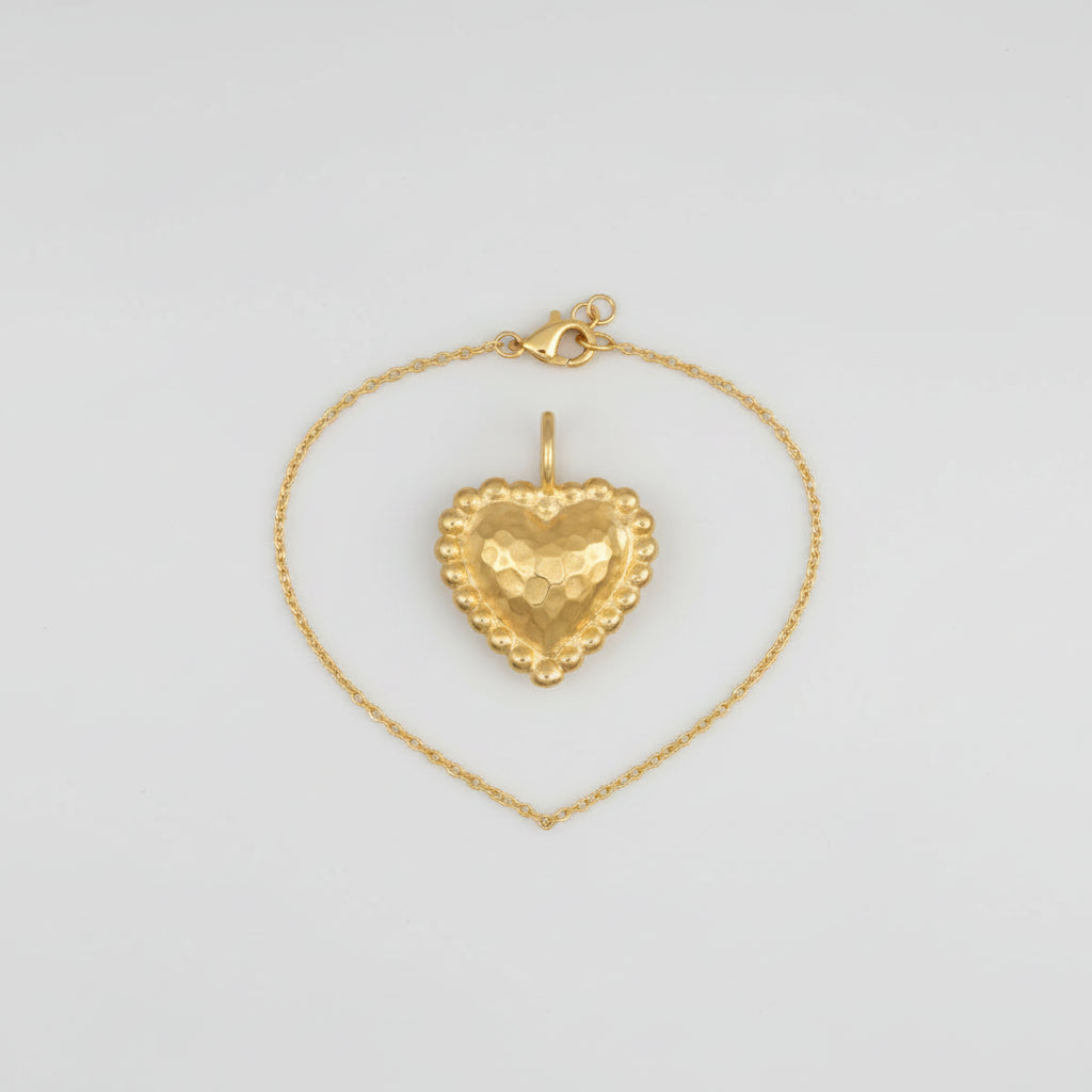 Collar de oro con colgante de corazón martillado