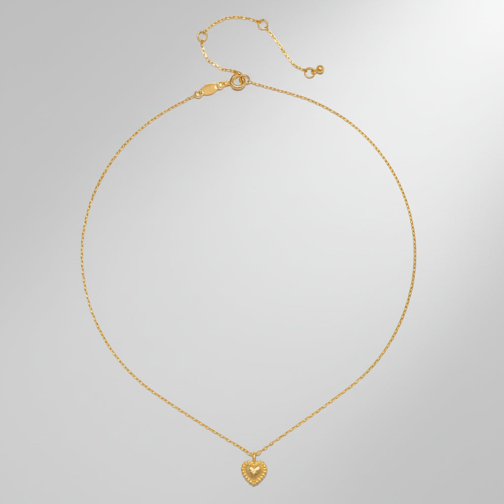 Collar de oro con colgante de corazón martillado