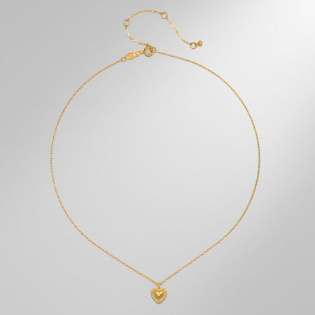 Collar de oro con colgante de corazón martillado