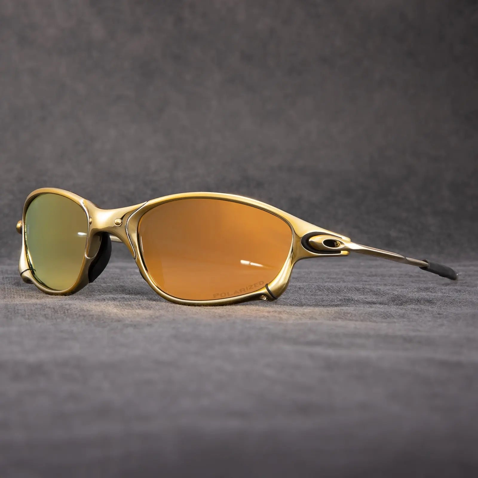 Gafas de sol deportivas polarizadas con montura de metal y lentes rojas espejadas UV400 — Dorado