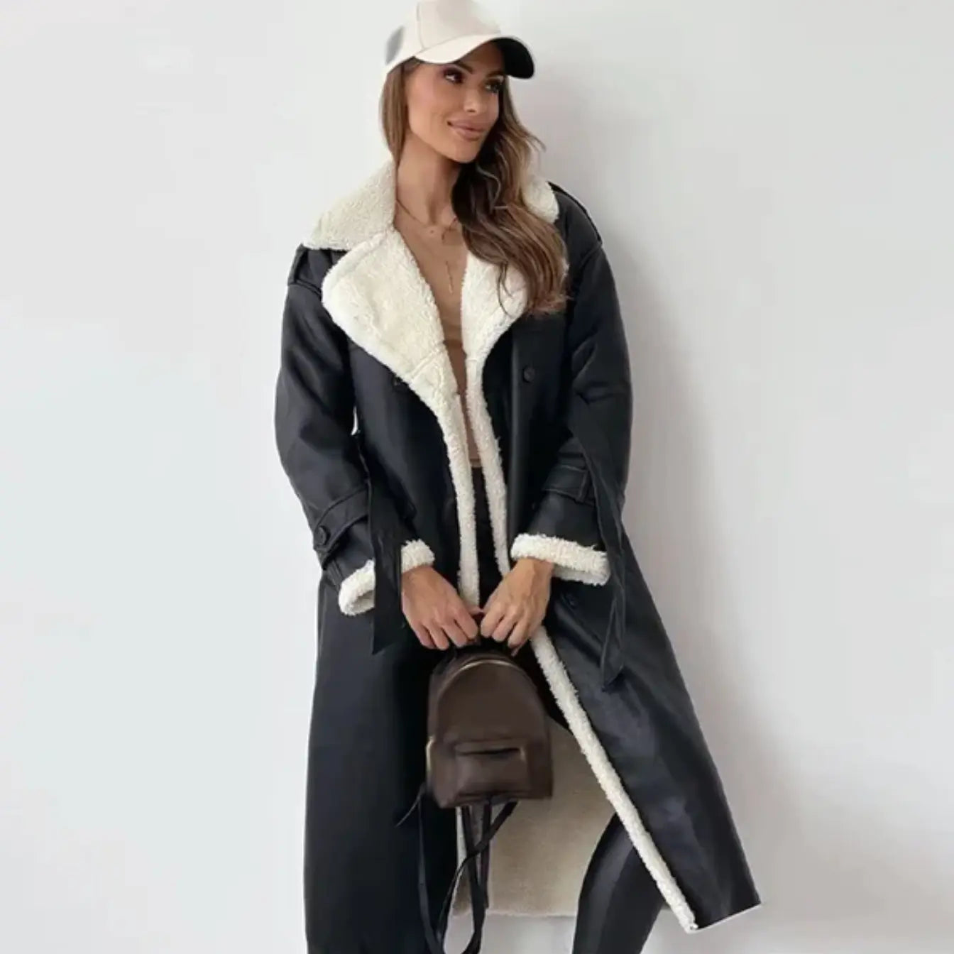 Abrigo largo clásico con forro polar y cuello de borreguito disponible en 3 colores — Negro
