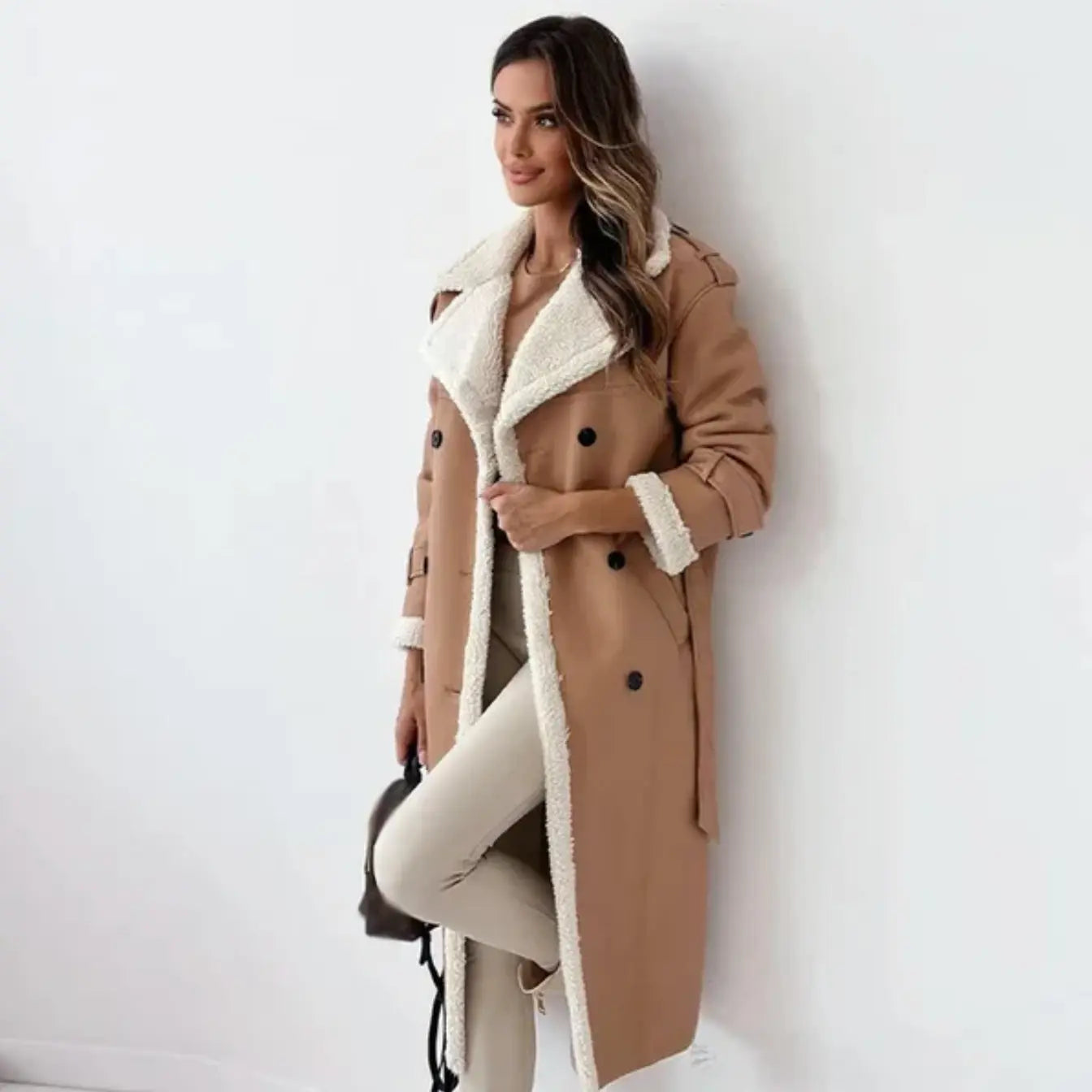 Abrigo largo clásico con forro polar y cuello de borreguito disponible en 3 colores — Caqui