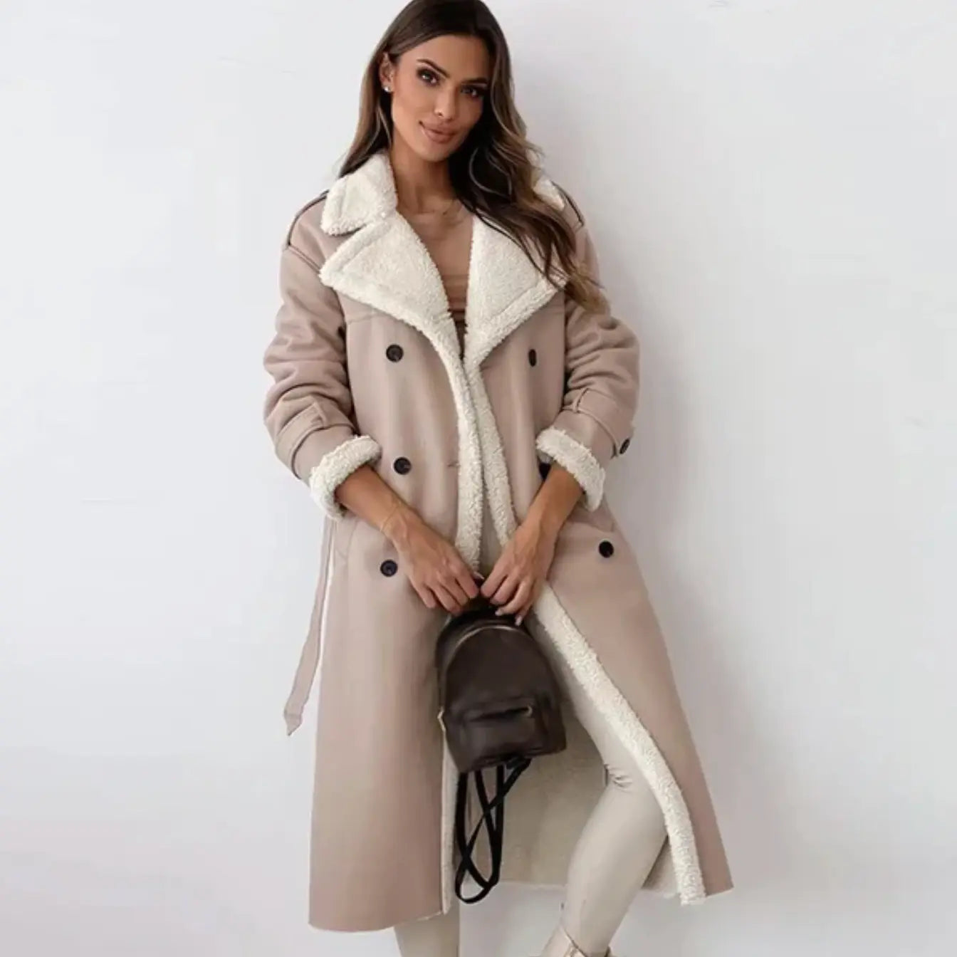 Abrigo largo clásico con forro polar y cuello de borreguito disponible en 3 colores — Albaricoque