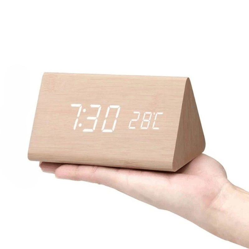 Reloj Despertador LED de Madera con Control por Voz – 8×15×9 cm – Display Digital — Madera triangular