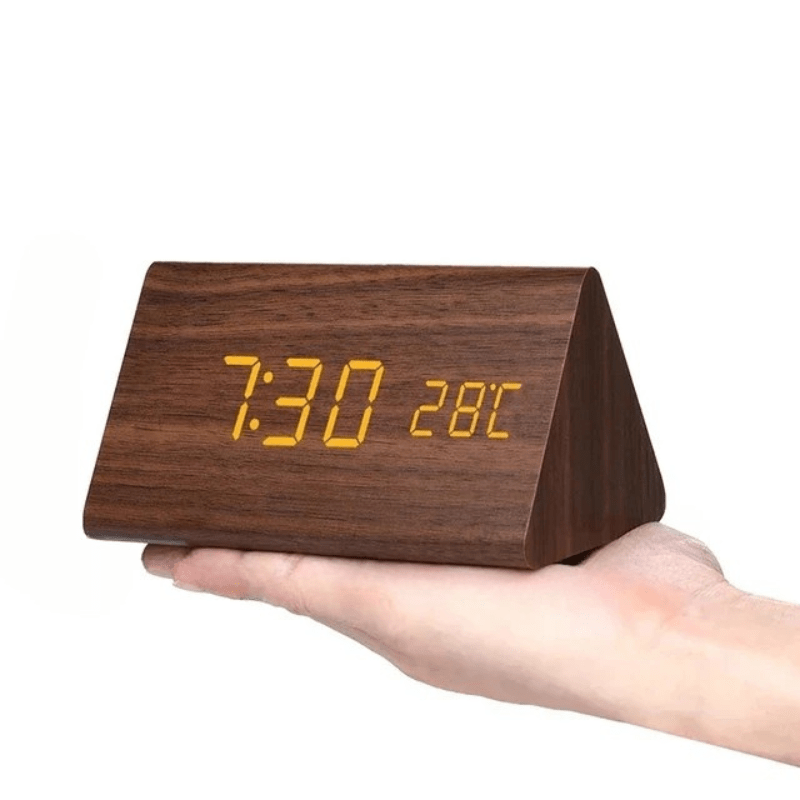 Reloj Despertador LED de Madera con Control por Voz – 8×15×9 cm – Display Digital — Marrón triangular