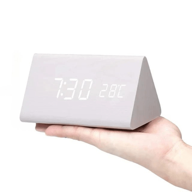 Reloj Despertador LED de Madera con Control por Voz – 8×15×9 cm – Display Digital — Blanco triangular