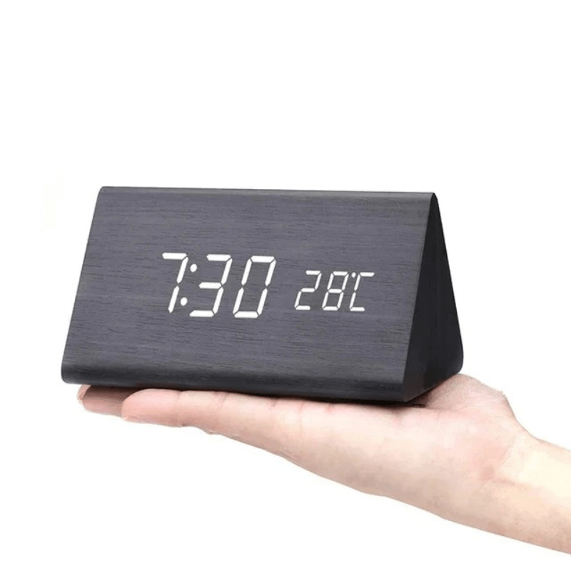 Reloj Despertador LED de Madera con Control por Voz – 8×15×9 cm – Display Digital — Negro triangular