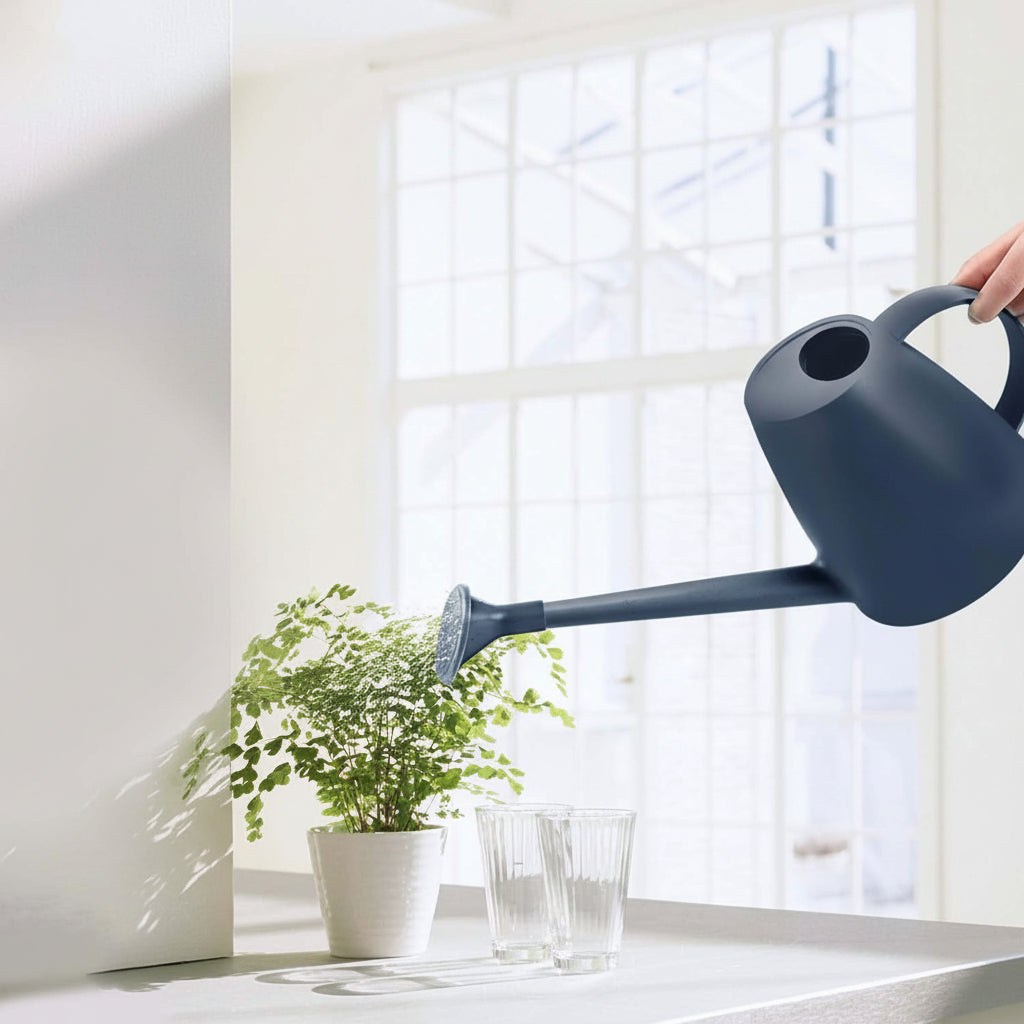 Regadera de plástico con pico largo para uso en interiores y exteriores