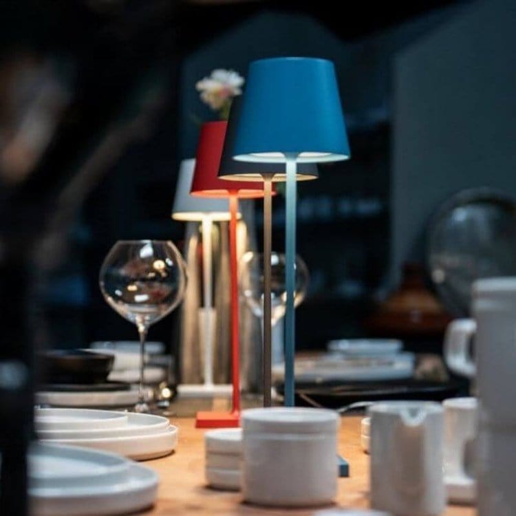 Lámpara de mesa LED impermeable con Alexa: diseño minimalista y control por voz