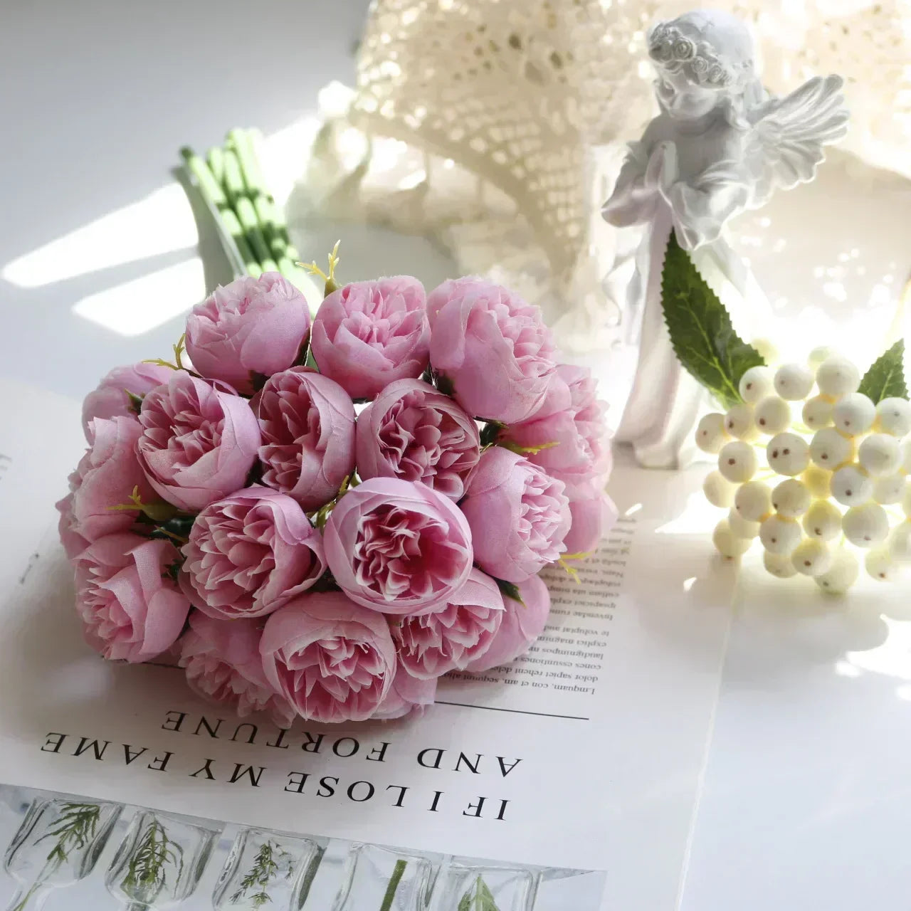 27 flores de peonía de seda realistas en tonos suaves y románticos