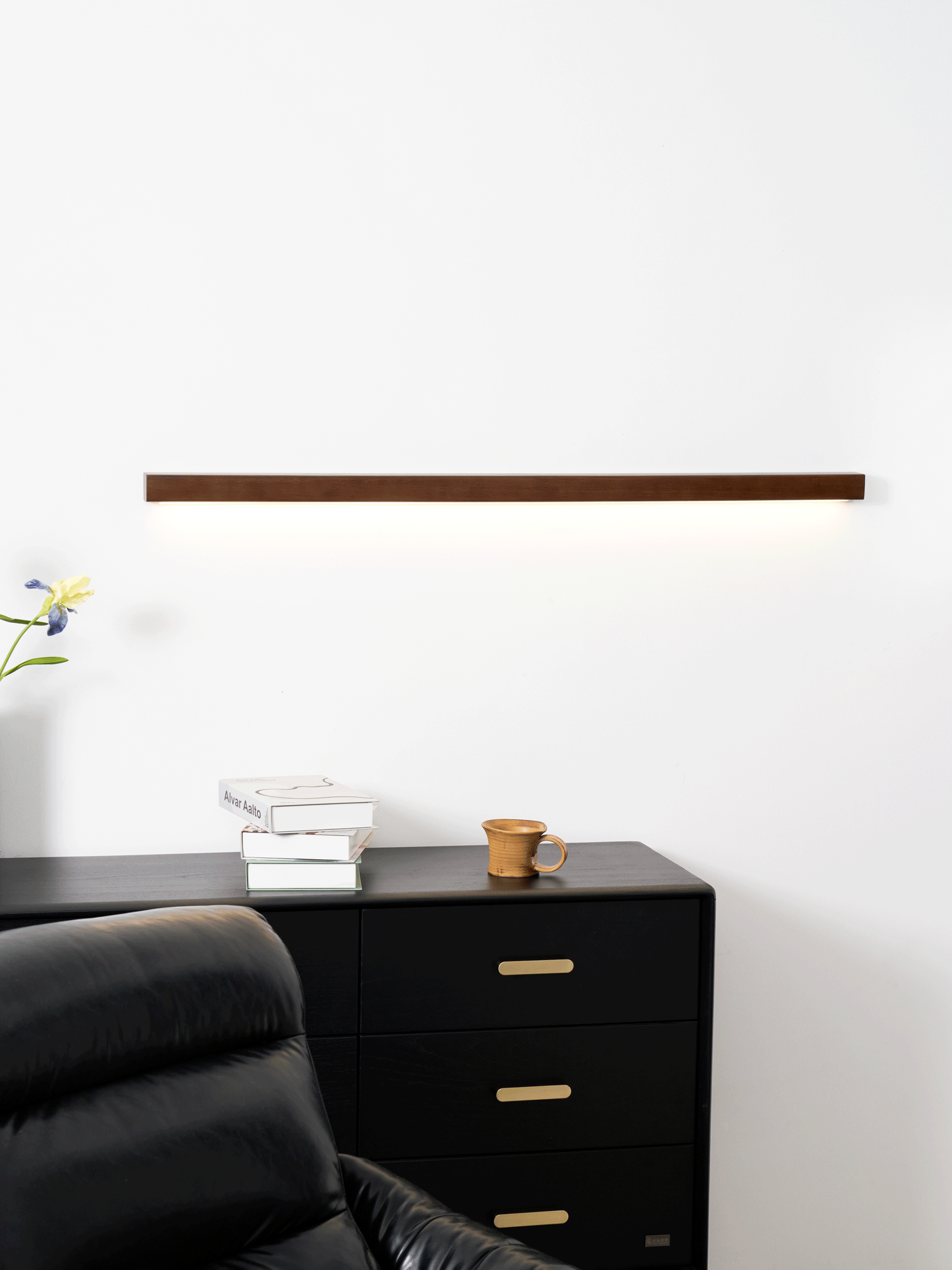 Aplique de pared lineal de madera con luz delgada