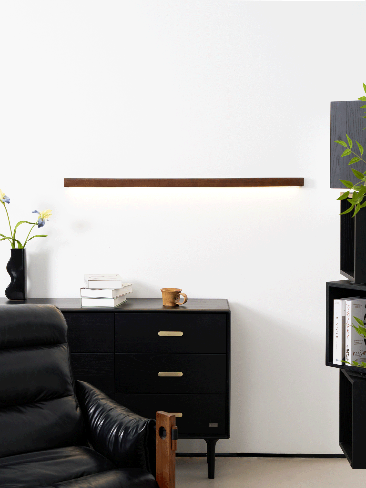 Aplique de pared lineal de madera con luz delgada