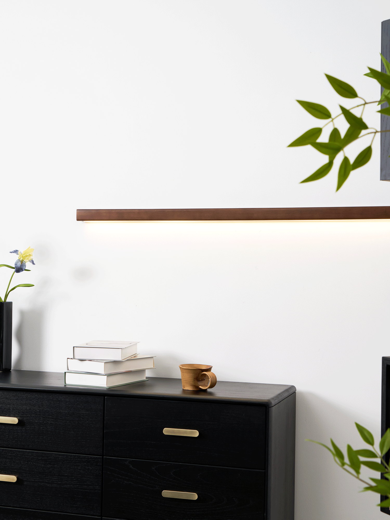 Aplique de pared lineal de madera con luz delgada