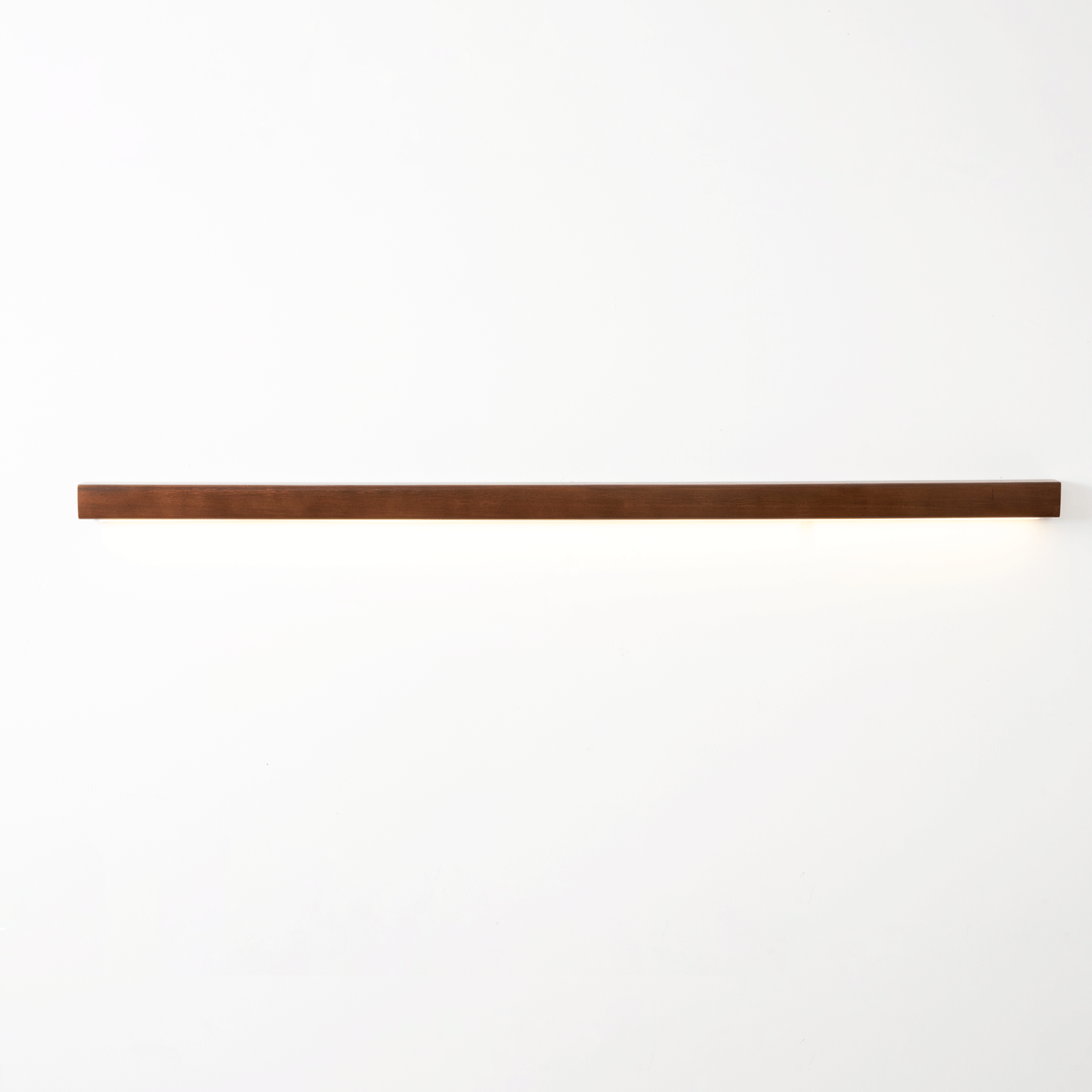 Aplique de pared lineal de madera con luz delgada