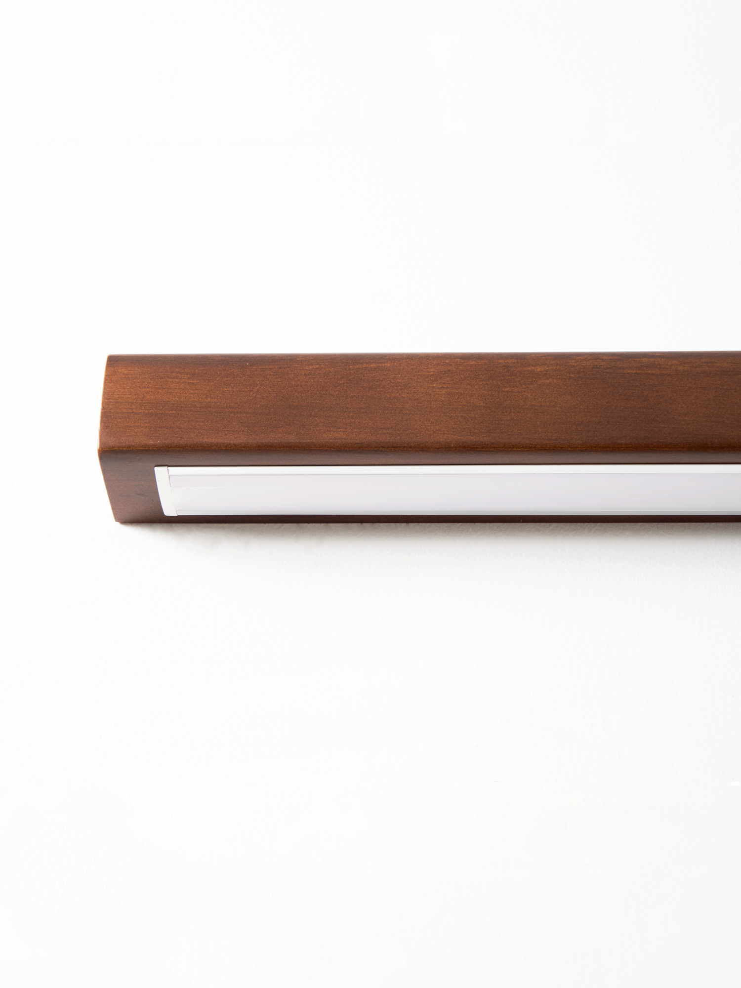 Aplique de pared lineal de madera con luz delgada