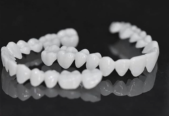Carillas dentales estéticas profesionales para una sonrisa segura y bonita