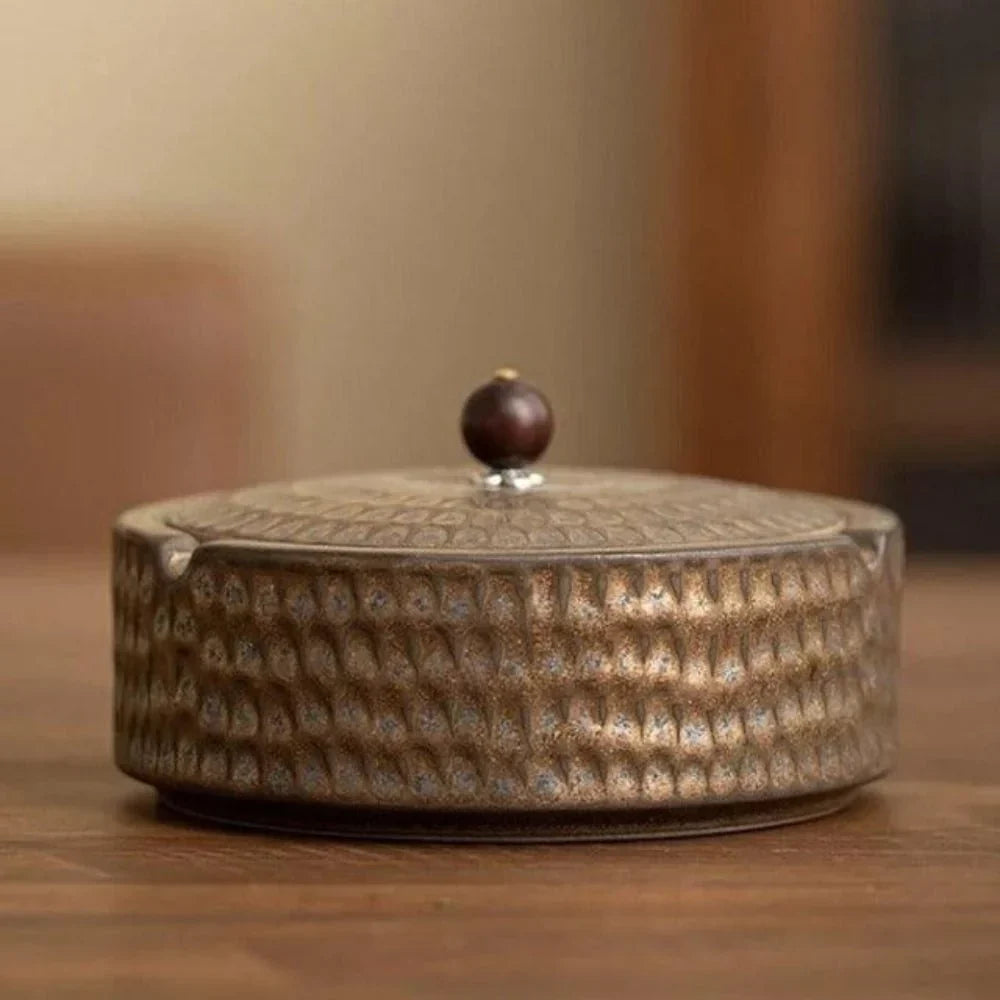 Cenicero de cerámica esmaltada artesanal con tapa de madera natural