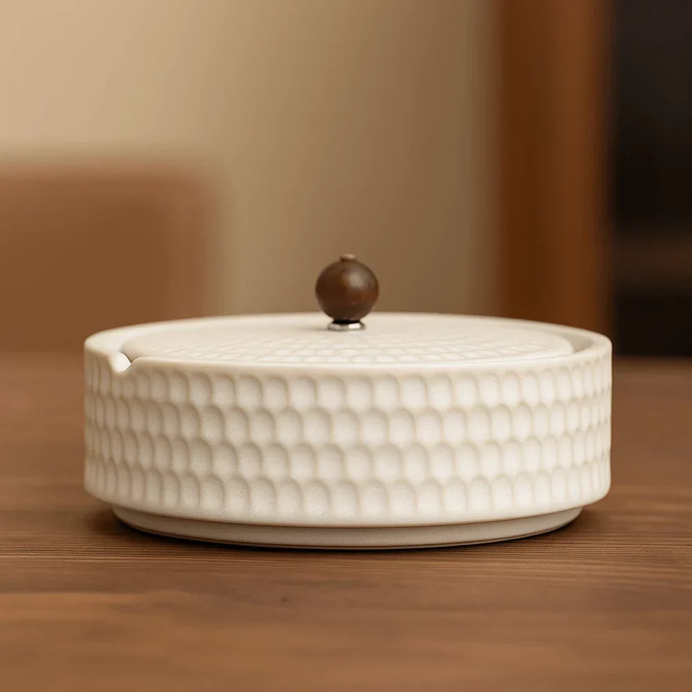 Cenicero de cerámica esmaltada artesanal con tapa de madera natural