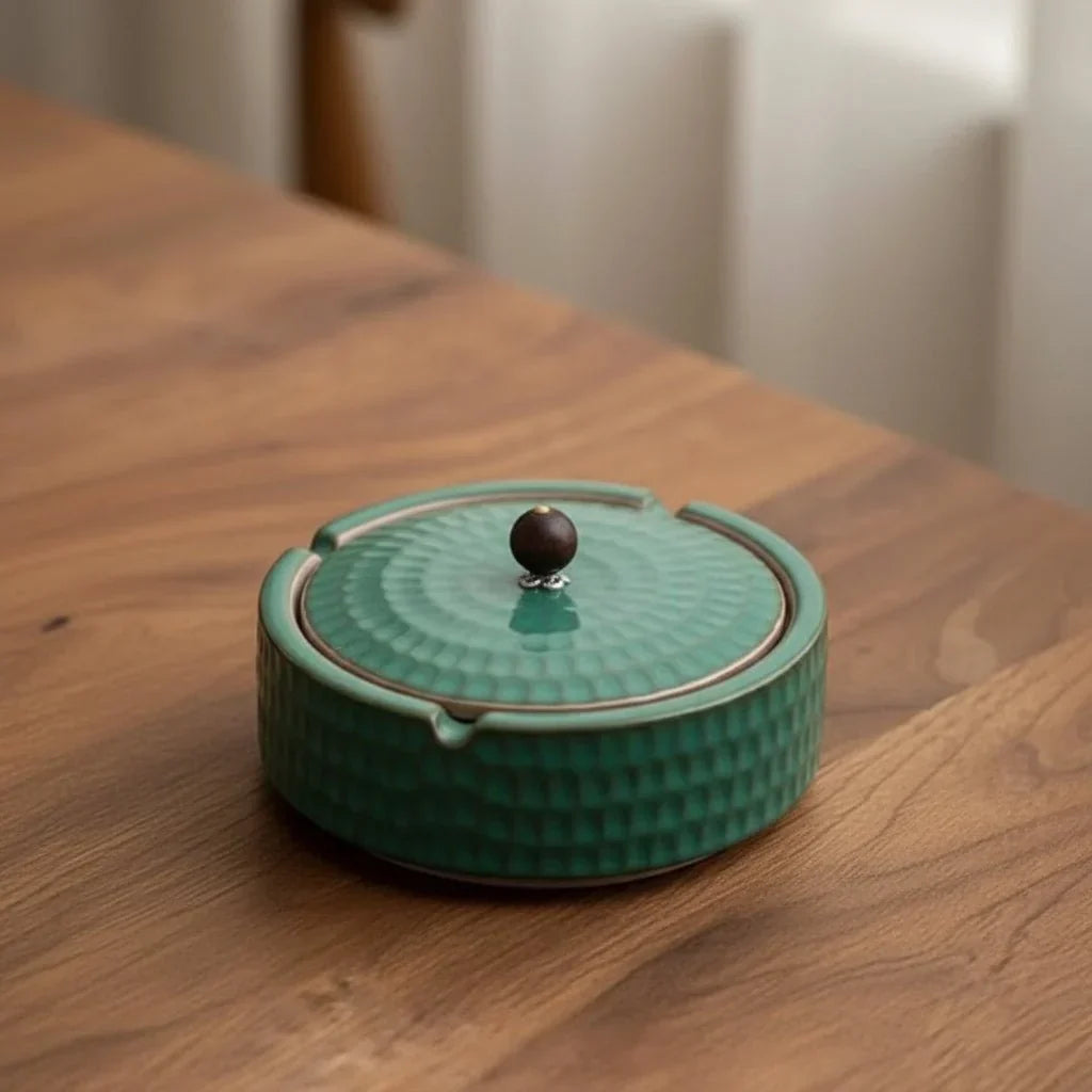 Cenicero de cerámica esmaltada artesanal con tapa de madera natural