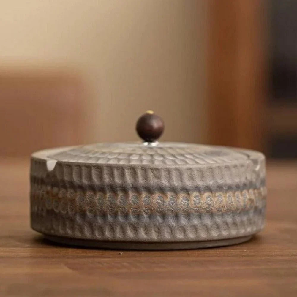 Cenicero de cerámica esmaltada artesanal con tapa de madera natural