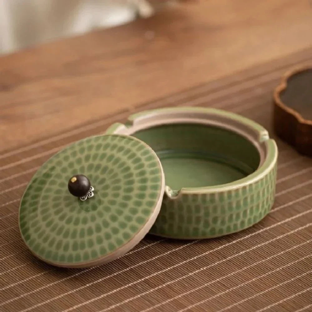 Cenicero de cerámica esmaltada artesanal con tapa de madera natural