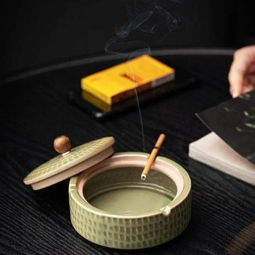 Cenicero de cerámica esmaltada artesanal con tapa de madera natural