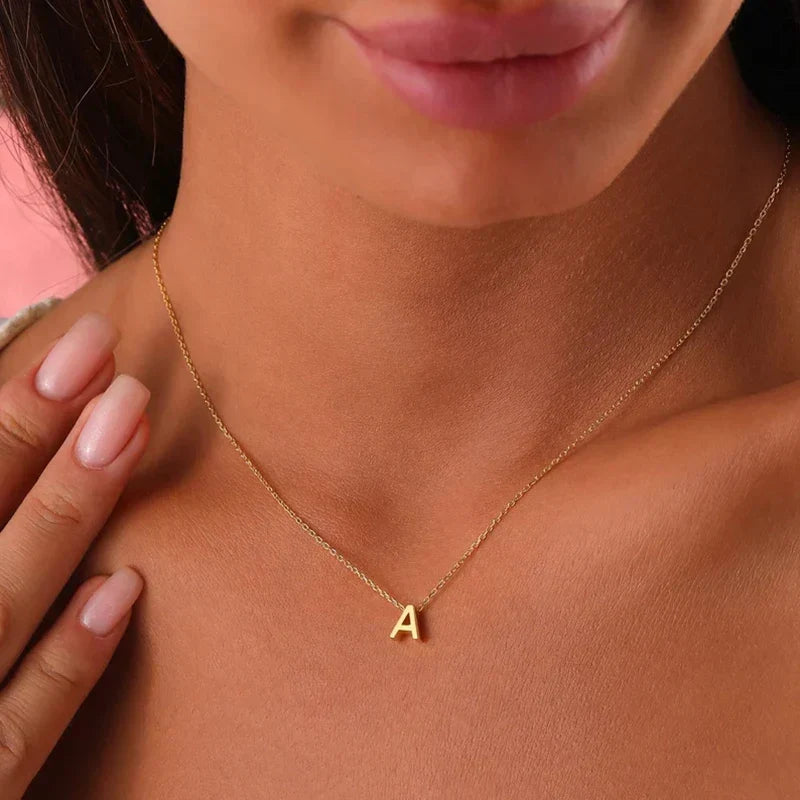 Collar minimalista con inicial de letra delicada