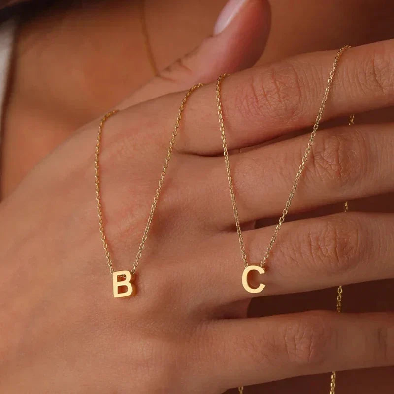 Collar minimalista con inicial de letra delicada