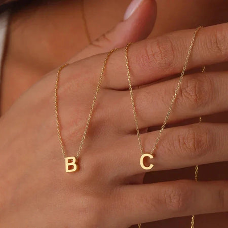 Collar minimalista con inicial de letra delicada