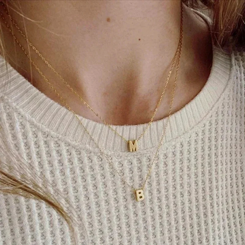 Collar minimalista con inicial de letra delicada