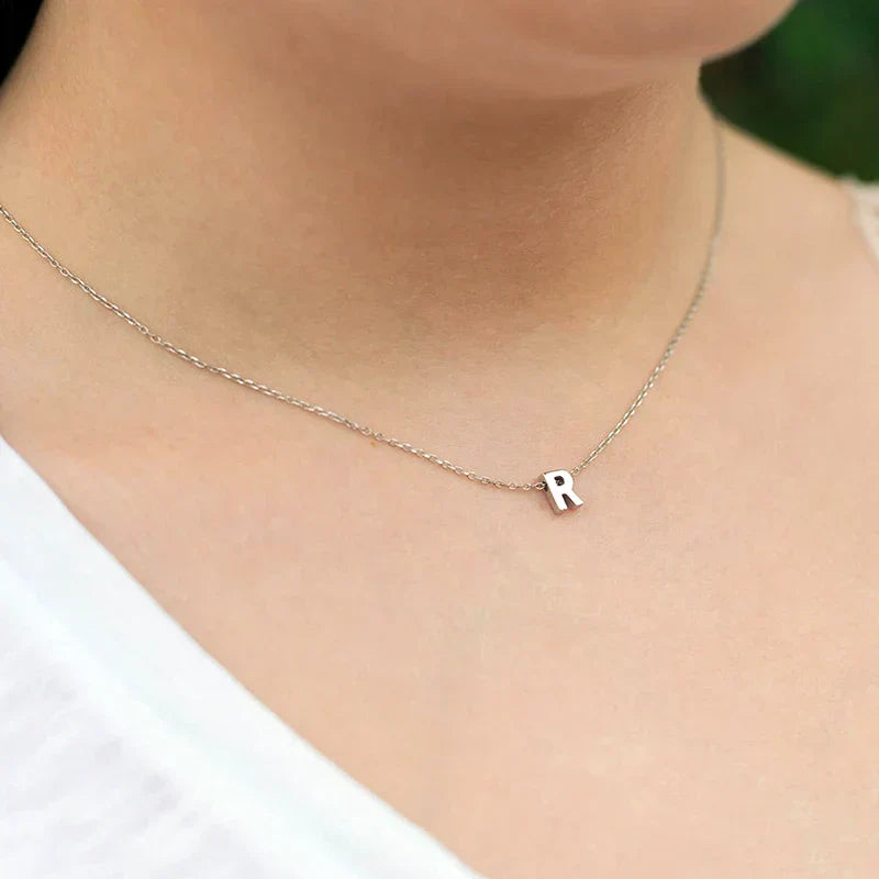 Collar minimalista con inicial de letra delicada