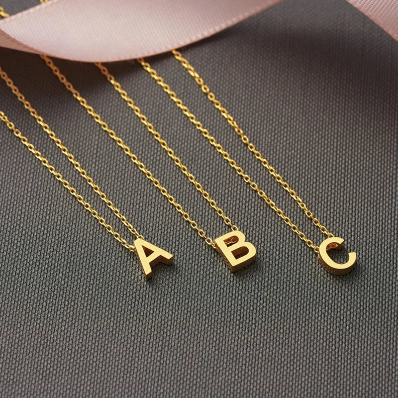 Collar minimalista con inicial de letra delicada